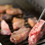 お肉を柔らかく焼き上げるガス遠赤外線の鉄板ロースターを採用