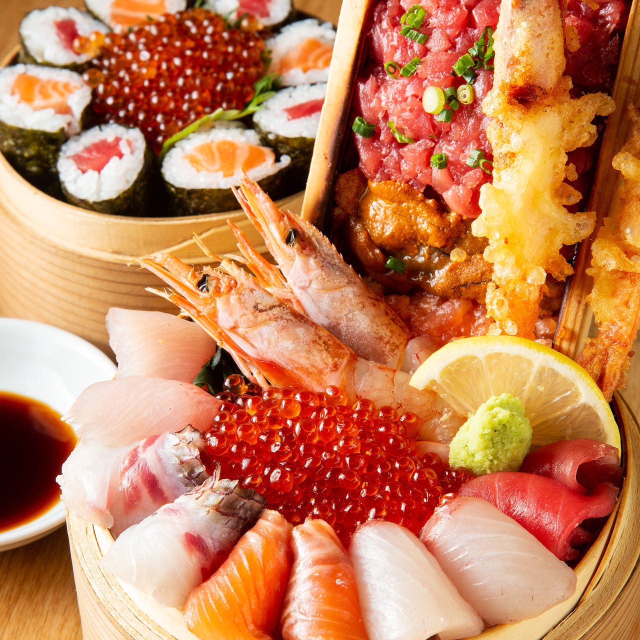 二段の桶に入った寿司と海鮮丼