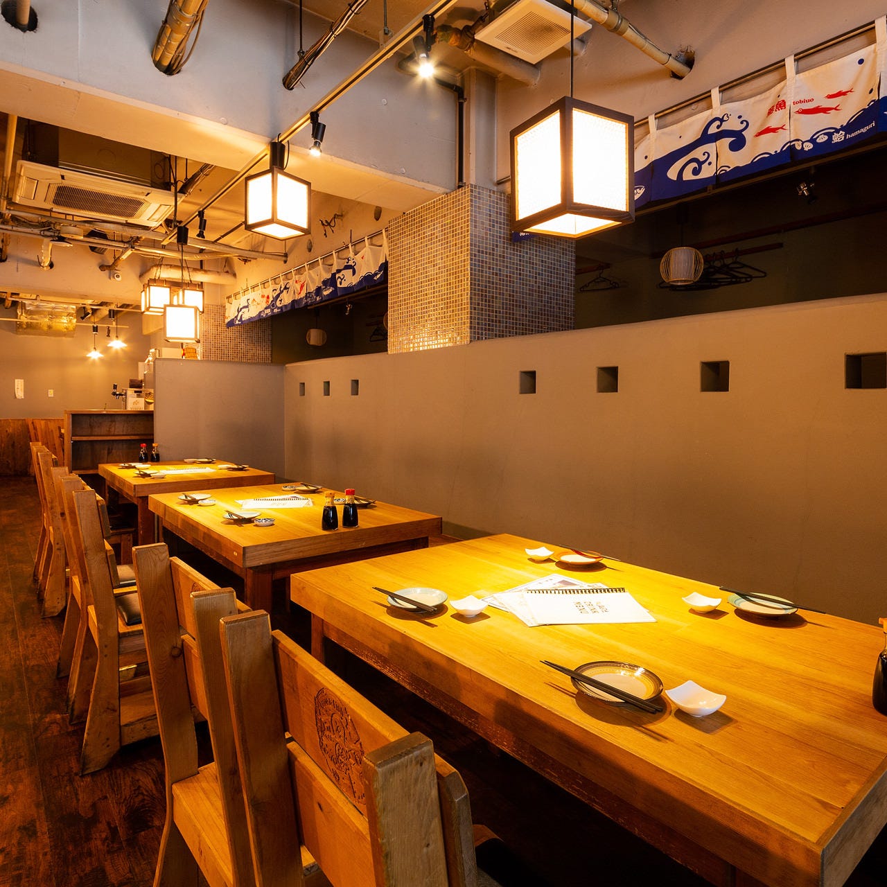 ウッドベースの温かみのある店内