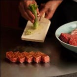 山葵発祥の地、静岡市有東木の本山葵でいただくステーキ。辛過ぎず香りと旨味が絶妙にお肉の味を引き立てます。