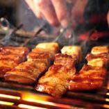 名物豚テキは串を打って
備長炭で焼いてます。