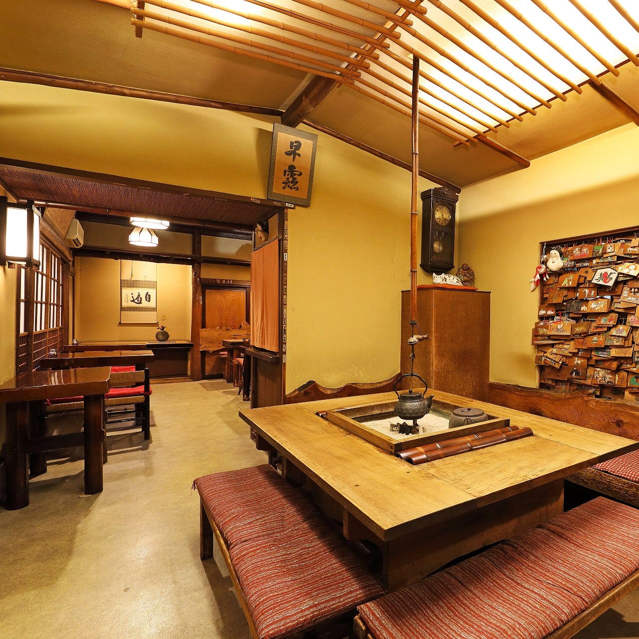 １階のお席は、囲炉裏の席など懐かしい日本情緒も味わえます。