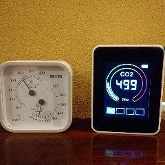 二酸化炭素濃度測定器と湿度計で室内環境を管理