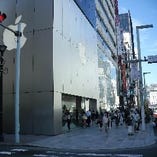 中央通を進みますと、銀色の建物でアップルストアが横断歩道を渡った先にあります。当店はアップルストアの裏道にございます。