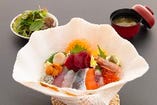 人気Ｎo.1新鮮なネタが自慢の海鮮丼。オシャレで満足の逸品