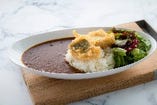 食べたくなる大人気のカレーにカリッとジュワッと、口のなかでふわふわとほろけるアジフライをのせたペロッと食べられるアジフライカレー。