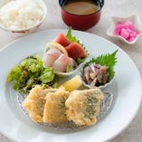 人気Ｎo.1！地元産の鯵を使用したアジフライとお刺身のセット