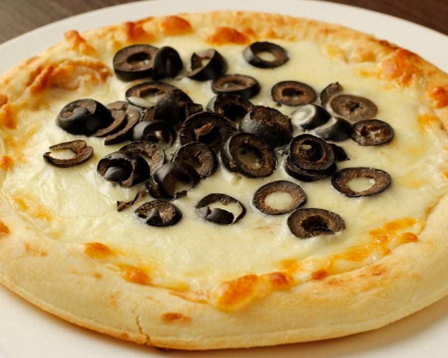 軽食に自家製黒オリーブと
アンチョピのピザがおすすめです