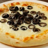 黒オリーブとアンチョビのチーズたっぷり自家製のピザ　