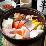 北海道といえば石狩鍋！鮭の切り身といくらのトッピングが絶品！