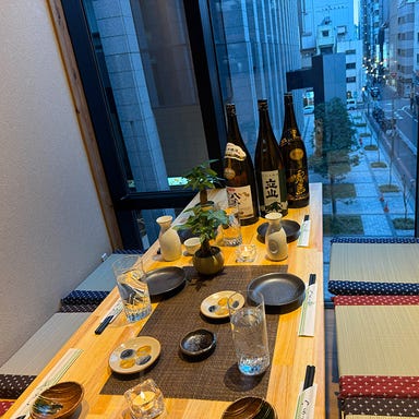 個室居酒屋 鳥いち八重洲店_窓一面に広がる八重洲の夜景。3〜6名様で愉しむ、都会の喧騒を忘れる上質な個室。