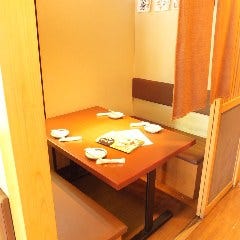 テーブル席は半個室です
