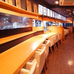 ひじ付カウンター席でのんびり