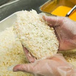 特製の生パン粉をまとわせて独自の調理法で揚げます