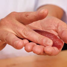 熟練の職人技で仕立てる鮮魚の握り鮨