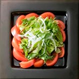 トマトが好き、でも葉物野菜も食べたい　RED&GREENサラダ～和風青じそ風味ドレッシング