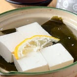 国産大豆を100％使用した南禅寺豆腐。大豆の甘みが感じられます