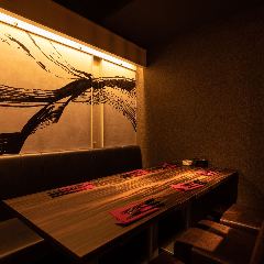 横の席にカーテン仕切りありテーブル席
