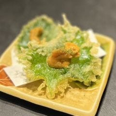雲丹やいくらのトッピングされた天ぷらもあり、至福の一品を