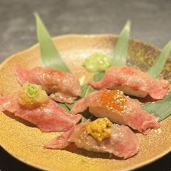 目の前で炙ります！至高の肉寿司！さらにイクラと雲丹で◎