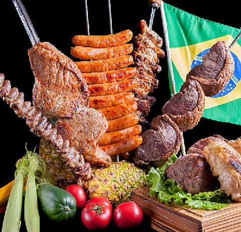 たくさんの部位の肉に野菜、ブラジル国旗が映える「シュラスコランチ」