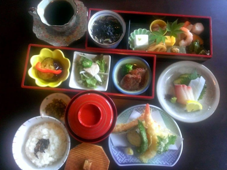 小鉢や天ぷらなど種類豊富なおかずが並んだおとなの昼膳 小皿遊び季の恵の膳