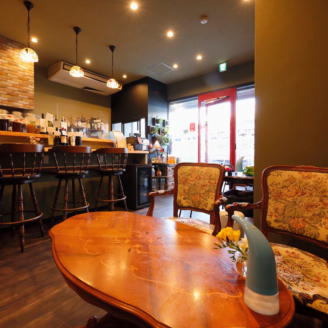 レトロ感のあるカウンター席とテーブル席が並んだ「ワインダイニング ツッカーモ」の店内