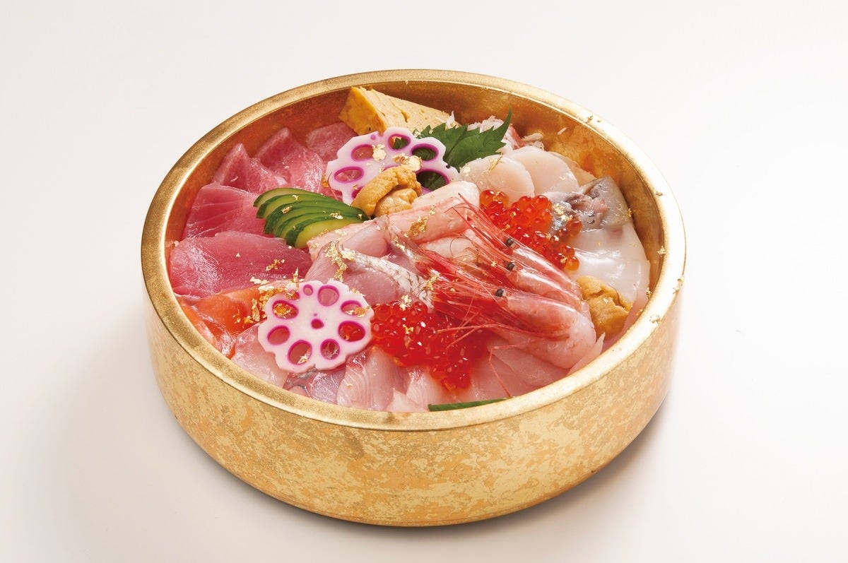 金色の寿司桶に鮮彩 えにしの「加賀百万石丼」が盛られている