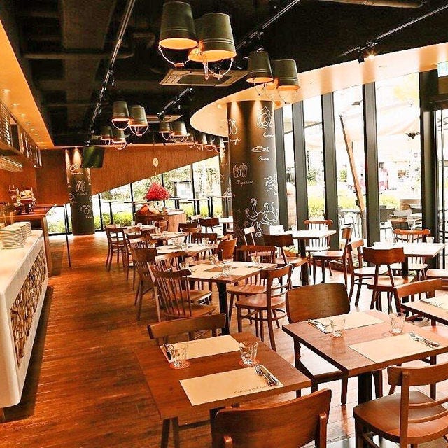 選べるお肉のグリル盛り クッチーナデルカンポ【新宿貸切宴会】_【テーブル席（1～4名様）】最大78名様までOK！眺めがよくてお洒落な広々空間♪