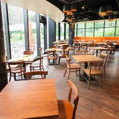 選べるお肉のグリル盛り クッチーナデルカンポ【新宿貸切宴会】_【テーブル席（1～4名様）】最大78名様までOK！眺めがよくてお洒落な広々空間♪