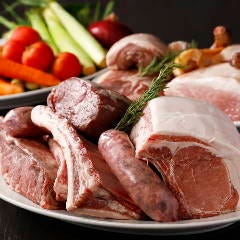 肉料理 選べるお肉のグリル盛り クッチーナデルカンポ【新宿貸切宴会】_牛・豚・鶏・羊・鴨・馬など、定番から日替わりまで厳選食材2~5種をお好きなようにカスタマイズ!契約買いの国産豚ランプ肉、臭みが少なくとろける柔らかさの仔羊ランプ肉、こだわりの高品質なアンガス牛…などなど、ビールやワインに合わせてお楽しみください。