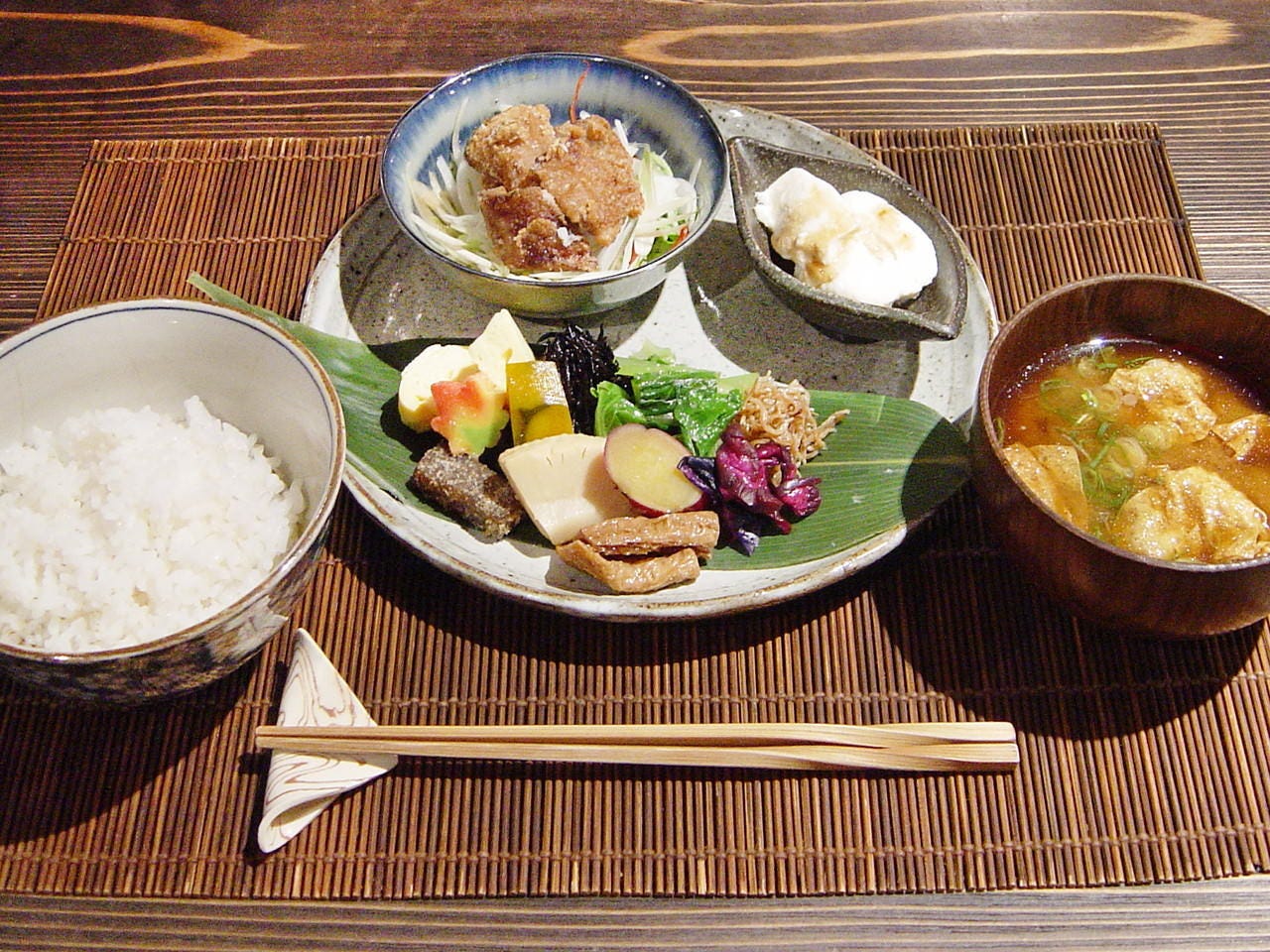 おばんざいを盛り合せた定食（気分）