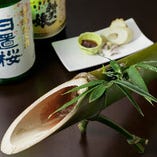 熱燗を竹の器でお出しする期間限定の笹酒。鳥取の地酒を、こんな乙な風情でお楽しみください。