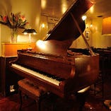 当店のシンボルでもあるスタインウェイのアンティークピアノ。