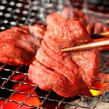 厨房で毎日、職人がカットしているお肉が食べ放題。