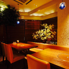 【テーブル席】彩り豊かな店内