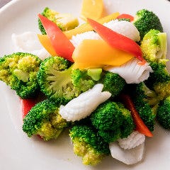 全200種食べ飲み放題 135酒場 池袋西口立教通り店_イカとブロッコリーの炒め