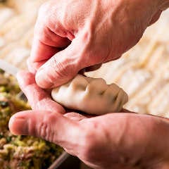 全200種食べ飲み放題 135酒場 池袋西口立教通り店_丁寧に包み焼き上げる餃子は必食！
