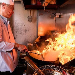 全200種食べ飲み放題 135酒場 池袋西口立教通り店_中華は炎が命！料理人が熟練の技で操ります