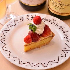 お祝いの席を彩るデザートプレートやホールケーキのご用意も可能