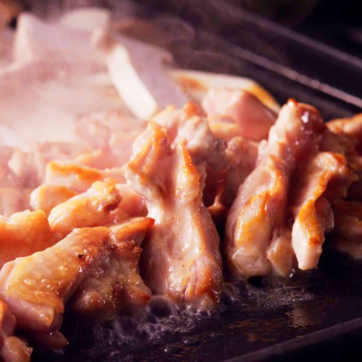 宮崎県桜姫鶏もも鉄板焼き！
ジュ～ジュ～と熱々鉄板で頂きます