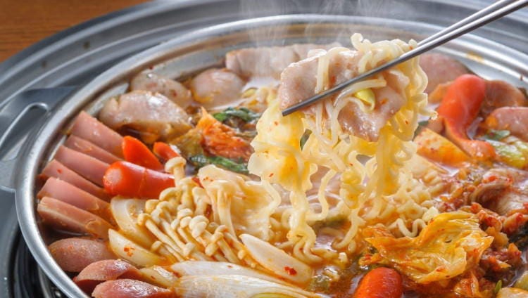 時間をかけて丁寧に仕込むプデチゲは当店で大人気の韓国鍋です