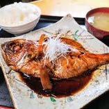 ご飯がすすむ～、金目鯛の煮魚定食。人気です。