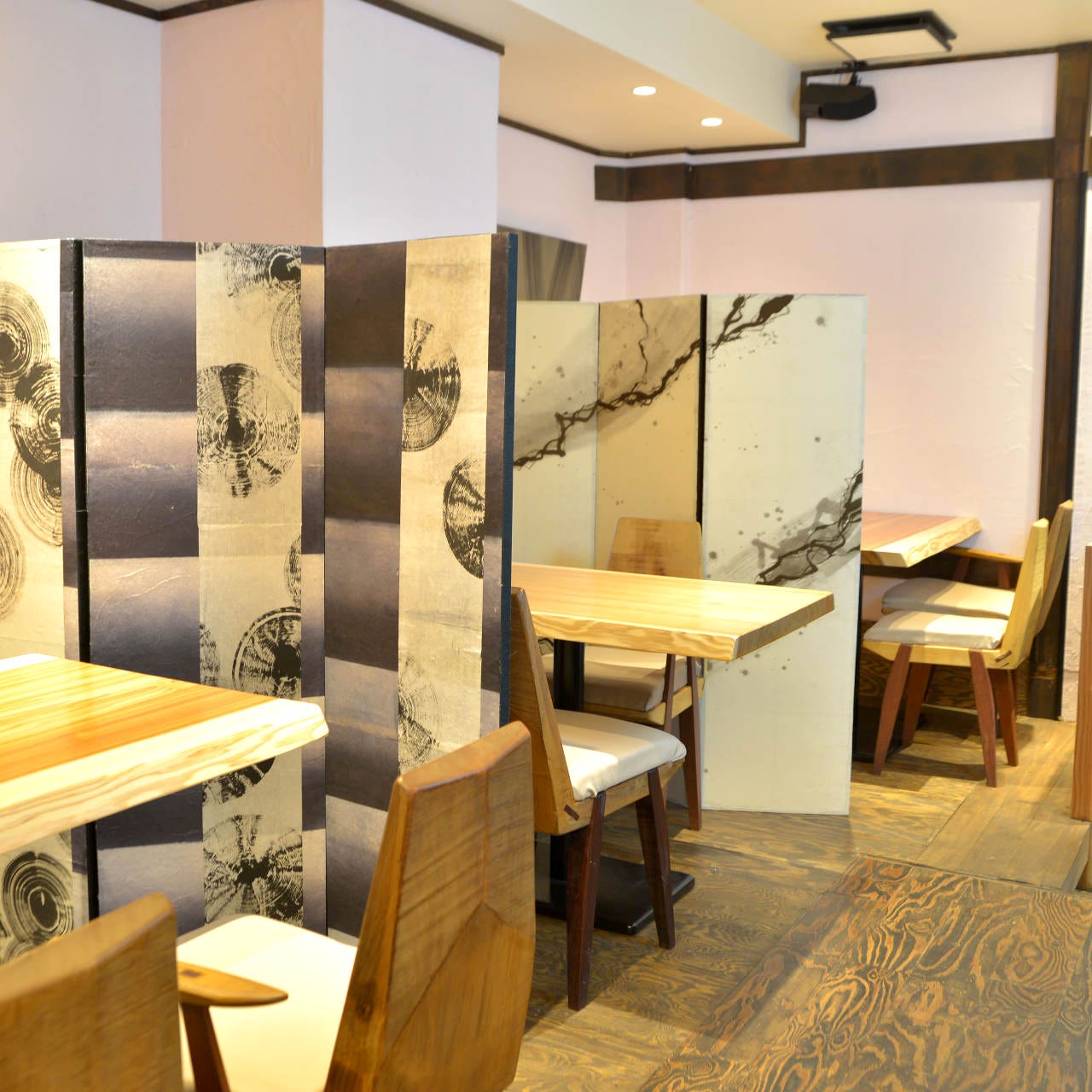 パーテーションで仕切られた蕎麦 なりわきの店内