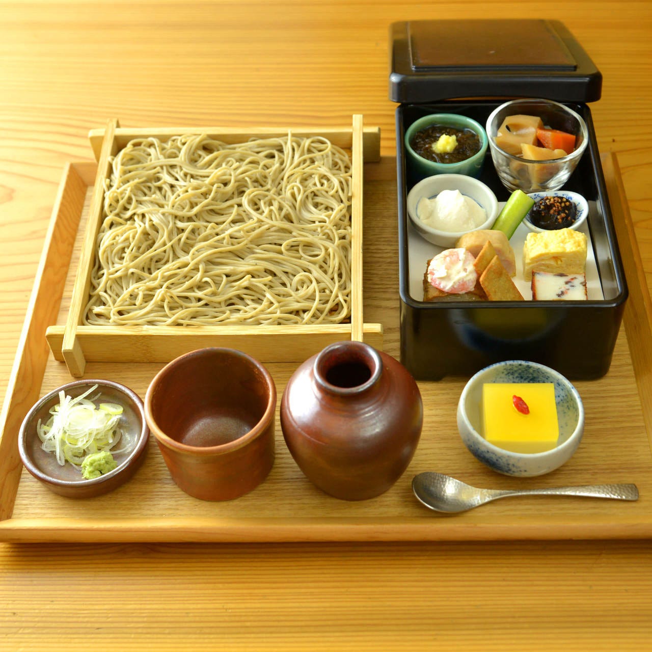 せいろ、小鉢、甘味が並ぶ舞