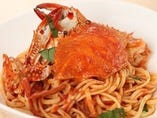 名物のパスタ、渡り蟹のトマトクリームパスタ
