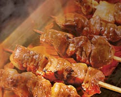 浅草 やきとり道場 東武浅草駅前_厳選鶏を毎日仕込んで
炭火で丹精込めて串焼きにしました！