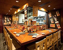 浅草 やきとり道場 東武浅草駅前_臨場感のあるカウンター席は
デートにもおすすめです♪