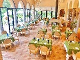 ★天井高6ｍ★”緑に囲まれた開放感のある”テーブル席