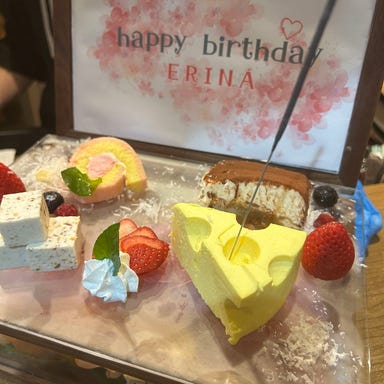 Hokkaido Cheesedish EZOLA_大切なお祝いに最適!人気のメニュー&サプライズメッセージプレート付き《全7品》飲み放題付き7150円(税込)